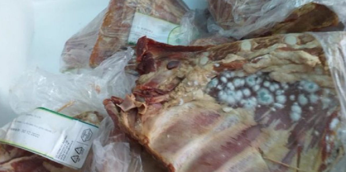 Bătrâni hrăniți cu alimente expirate și carne cu mucegai la un cămin din Bistrița Năsăud. ANPC a luat măsuri dure
