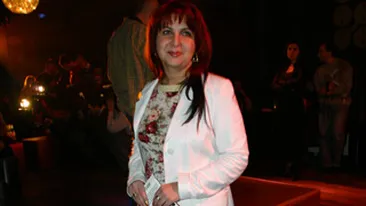 Ia uite ce dezinvolta e manelista cu necunoscutii! Videochat cu Carmen Serban! Discuta pe Messenger cu barbatii in timp ce o avea pe Ana Claudia in casa!