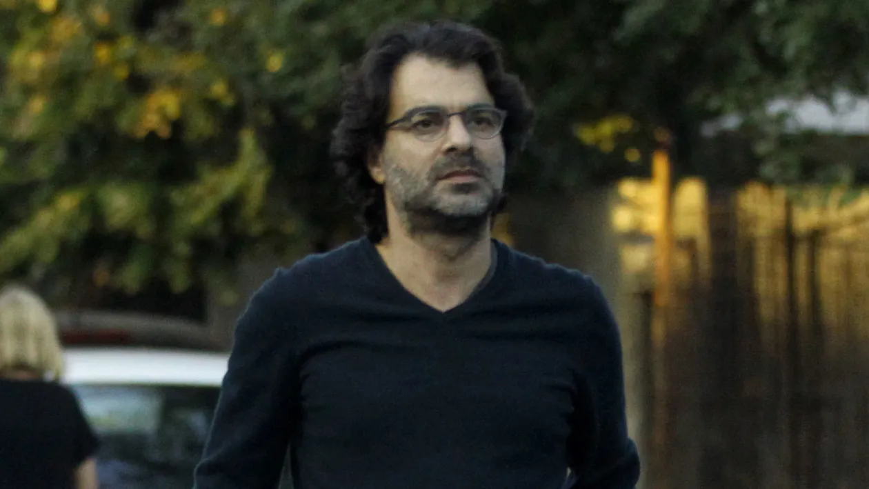 A pus buldozerele pe Palatul istoric, iar acum... Regele Medicamentelor a ridicat un ”mastodont din beton” în cartierul milonarilor!