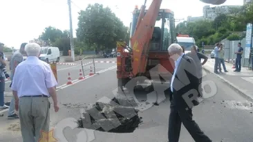 Crater pe sosea, pe Faleza Dunarii la Galati