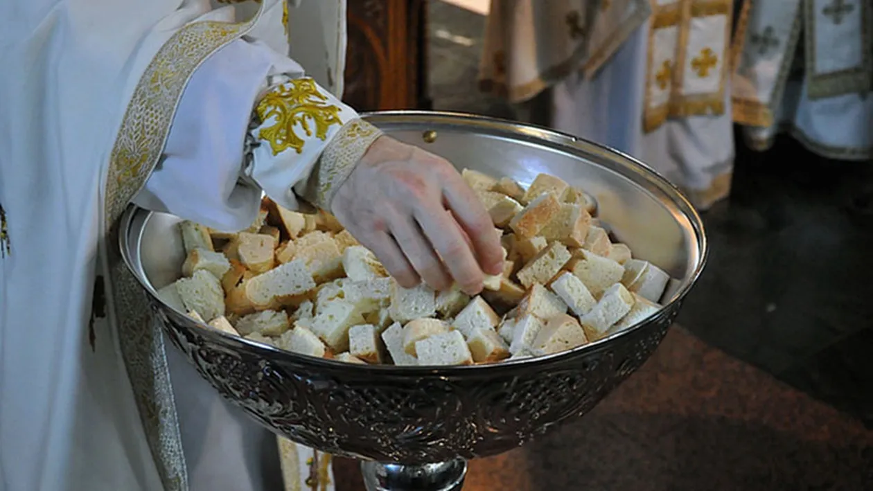 Cum se consumă, de fapt, anafura pe care o iei de la biserică în noaptea de Înviere? Regula pe care o încalcă mulţi