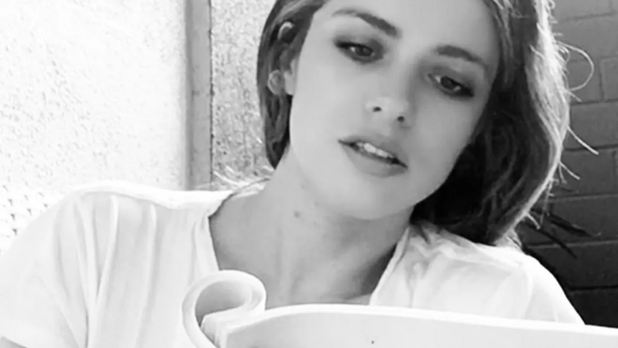 Alexandra Dinu a deschis uşa şi a avut o mega-surpriză! A luat telefonul, a făcut poză şi a arătat tuturor peste ce a dat în prag