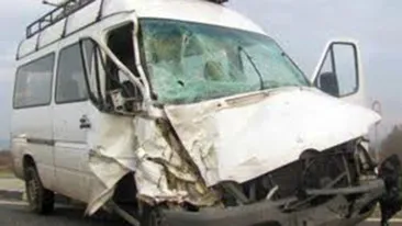 Accident grav în Caraş - Severin! Doi morţi şi 13 răniţi după ce un microbuz a fost lovit de un autoturism