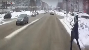 VIDEO. Imagini tulburătoare! O fată a supravieţuit după ce a fost lovită de două microbuze