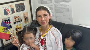 Moldoveanca din imagine a mers 1400 km cu copii în brațe pentru a vota: ”Distanța nu oprește dorința”