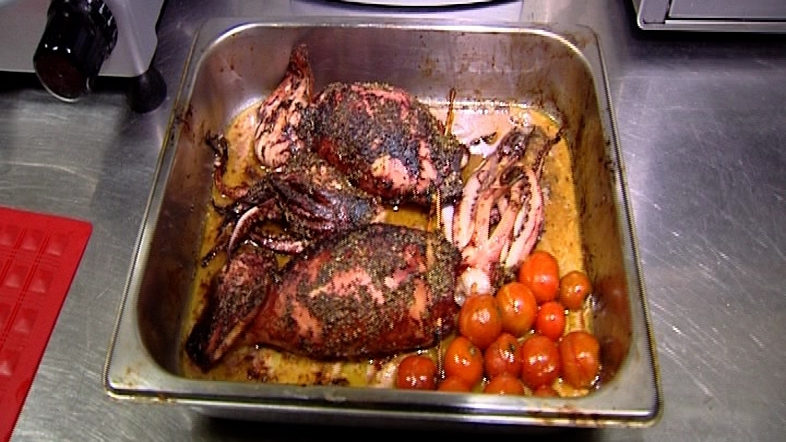 Revelion timpuriu pentru un cunoscut cantaret si iubita lui. Au atacat masa din bucatarie si au pus-o de un rasfat... culinar