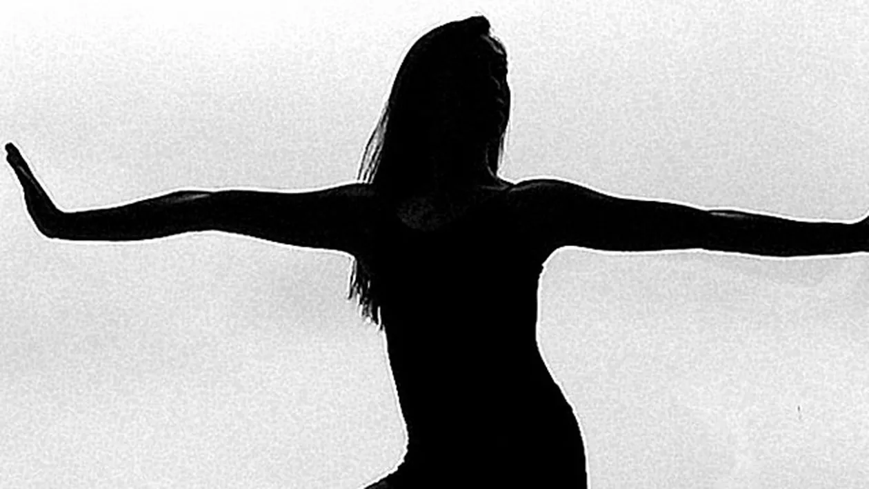 Vedeta TV fara inhibitii. O vezi in fiecare seara pe micile ecrane, dar niciodata asa! Si-a dat sutienul jos in fata unor barbati!