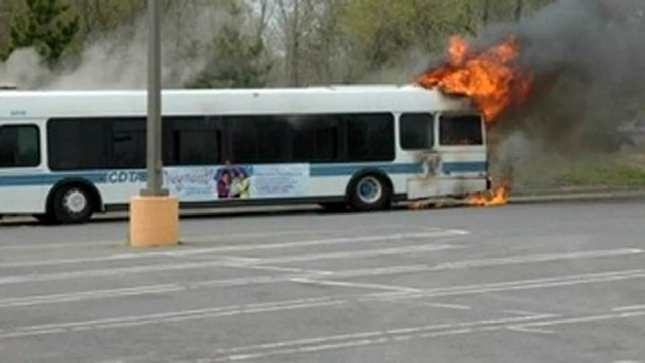 O femeie bolnava psihic ar fi dat foc unui autobuz