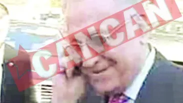Ion Iliescu vorbeste la telefon in timp ce da interviuri