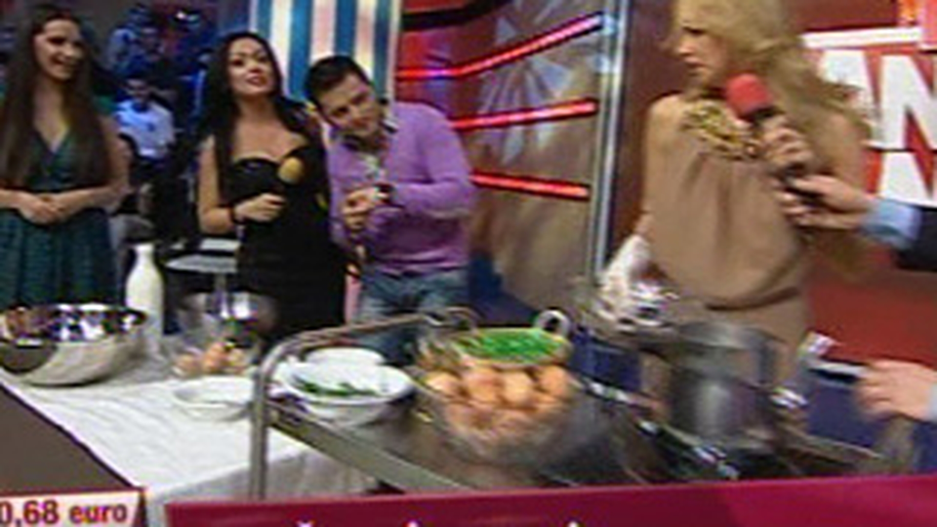 Liviu Varciu si Roxana Ionescu au trecut la cratita! Uite cum s-au descurcat la vopsit oua si facut cozonaci!