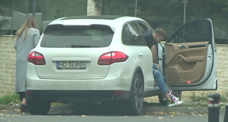 Mădălina şi Alex ajung la apartamentul unde locuieşte, în prezent, fosta soţie a lui Gabi Enache