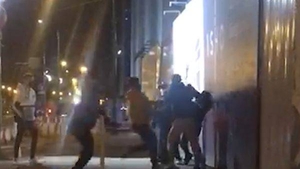 Bătaie ca-n filmele „cu Van Damme” pe stradă, în Timișoara, chiar lângă secția de poliție. VIDEO