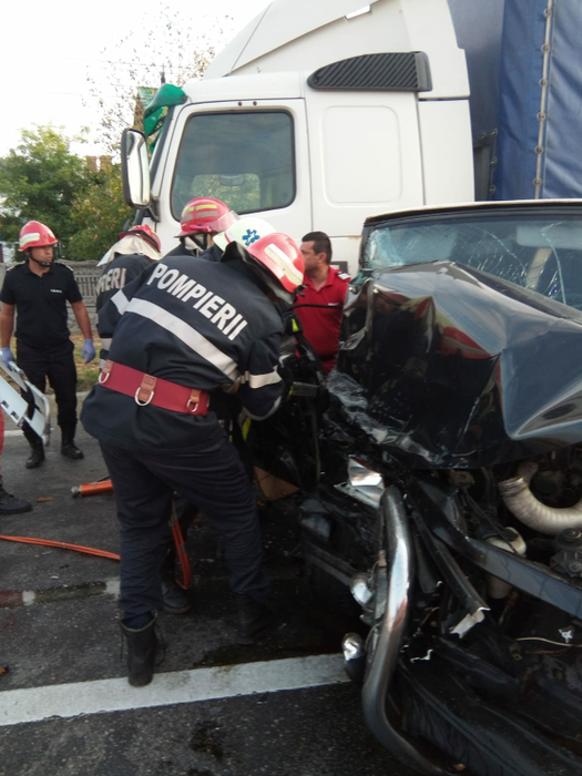 Doi răniți grav în urma impactului dintre un tir și un autoturism pe Valea Ursului, în Argeș