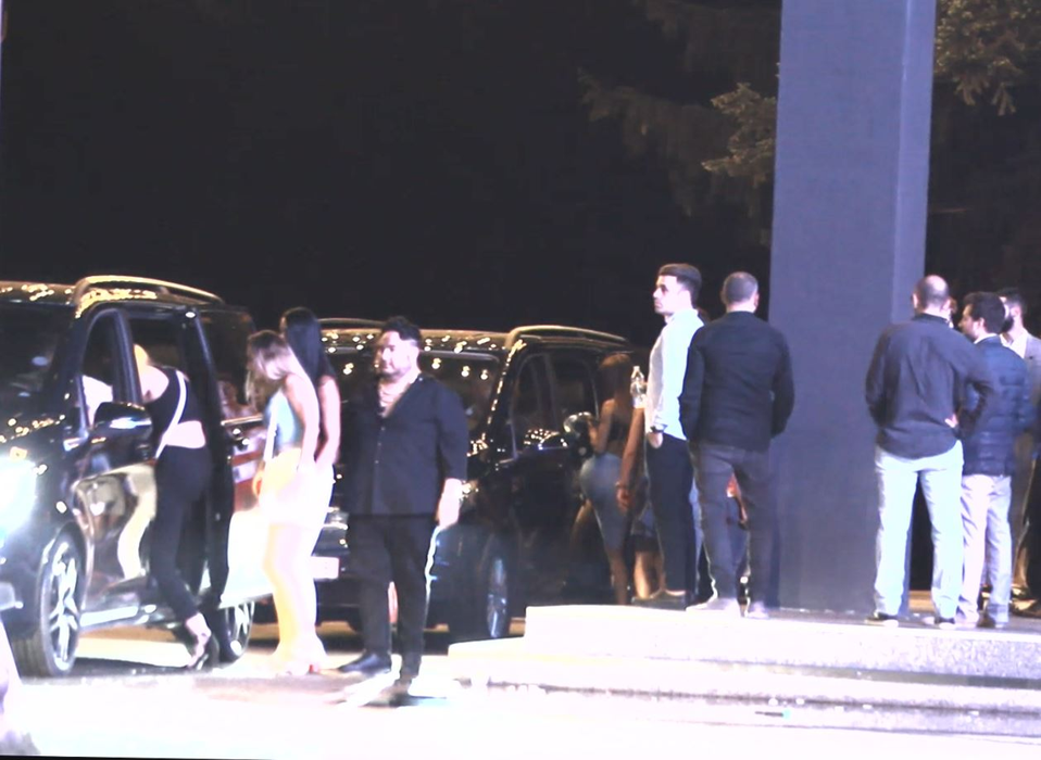 Fetele care l-au distrat pe Maluma în club urcă în mașini, alături de artist
