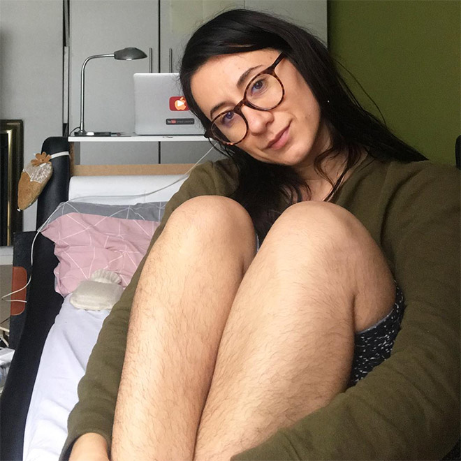 Noua modă de pe Instagram face ravagii în întreaga lume: femeile NU se mai epilează și se pozează așa