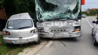 Accident grav în Argeș! Un autobuz a lovit două mașini și a rupt doi stâlpi