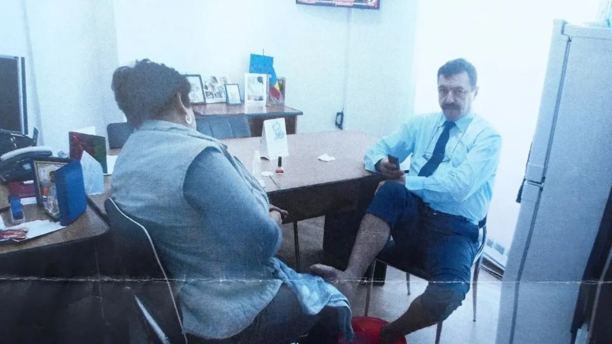 Imagini scandaloase cu un director din cadrul Primăriei Târgu Jiu! O obligă pe femeia de serviciu să-i facă pedichiura la birou
