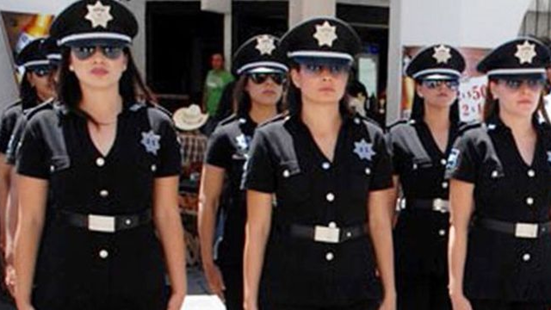 O unitate de poliţie formată doar din femei a fost desfiinţată pentru expunere indecentă!