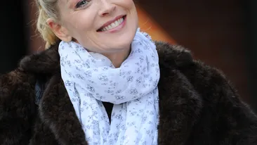 Nu îndrăzneşti să zici că are 54 de ani! Sharon Stone, mai sexy ca o puştoaică de 18 ani! Uite ce picioare superbe are!