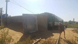 Botoşani: Un tren în care se aflau aproximativ 30 de persoane a deraiat, după ce a lovit un camion. Mecanicul trenului a fost rănit uşor