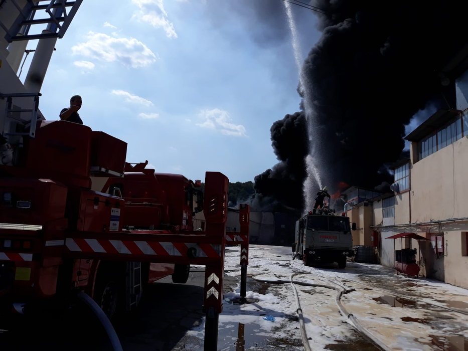 Incendiu puternic la o fabrică de vopsele din Mihăești-Vâlcea | FOTO + VIDEO