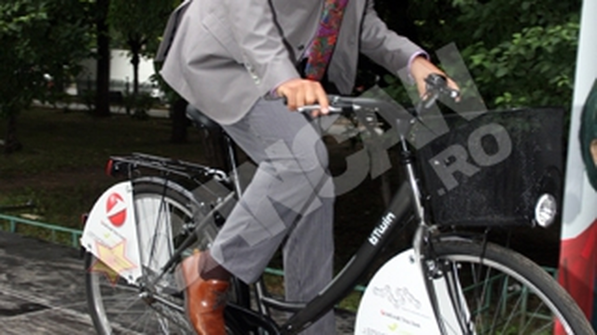 Mersul cu bicicleta dauneaza grav sanatatii! Lucian Mandruta a racit dupa ce a pedalat pana la munca!