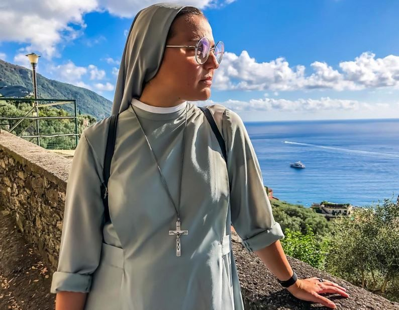 O mai ții minte pe călugărița care a câștigat Vocea Italiei? A renunțat la viața la mănăstire și arată ca la un concurs de Miss