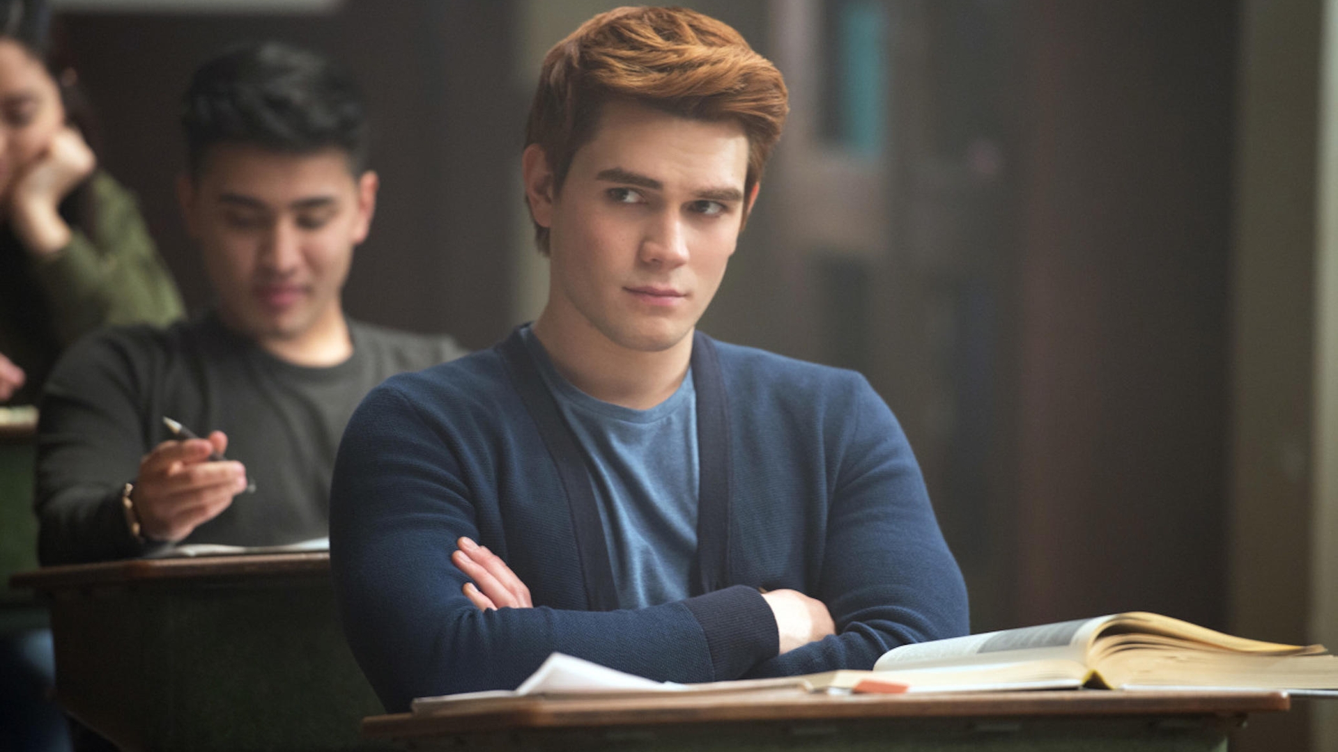 K.J. Apa, actorul care joacă rolul principal din celebrul serial "Riverdale", a intrat cu maşina în stâlp după ce a aţipit la volan! Producătorii sunt acuzaţi că îi tratează ca pe nişte sclavi pe actori şi pe cei din echipă