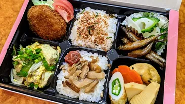 N-ai fi crezut! Ce a cerut un copil de 8 ani să mănânce la școală, în fața colegilor. Părinții au rămas uimiți