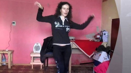 "Sa sune cineva la 112. Asta trage sa moara". O romanca a starnit groaza dupa ce... O sa ramai interzis la aceste imagini