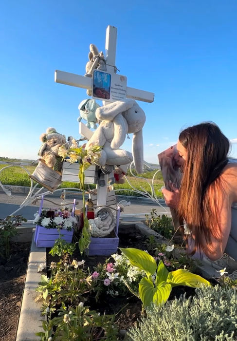 Cristina Scarlevschi, în lacrimi la mormântul fiului ei/ Sursa foto: Instagram