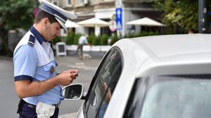 Pericol în trafic! Acești șoferi pot risca sute de lei și puncte de penalizare dacă folosesc greșit becurile de ceață