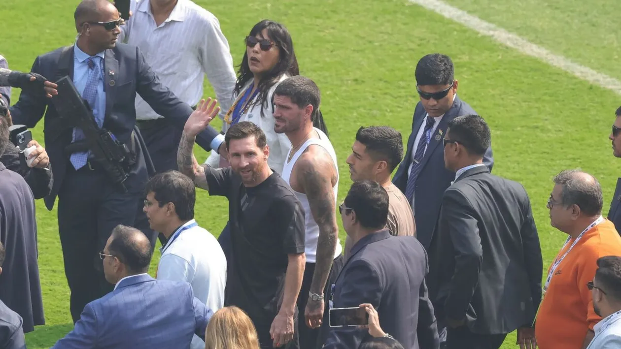 Haos la debutul turneului lui Lionel Messi în India. Fanii furioși au rupt scaunele de pe stadion! Ce i-a nemulțumit grav