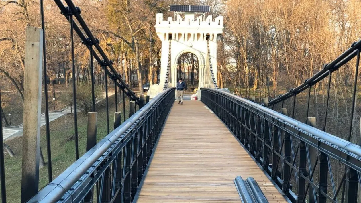 Incredibil! Au pus panouri fotovoltaice pe un pod, monument istoric din Craiova