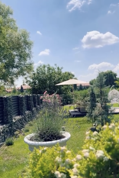 Cum arată curtea de vis a lui Valentin Sanfira! Imagini spectaculoase din „paradisul” artistului