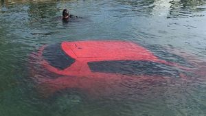 Imagini incredibile! O tânără a sărit cu maşina într-un lac, pentru că aşa i-a „spus“ GPS-ul să facă