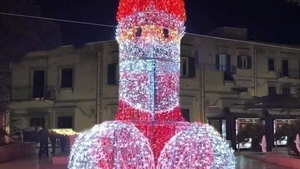 FOTO VIRAL! Decorațiuni de Crăciun cu „forme falice”, într-o piață din Constanța