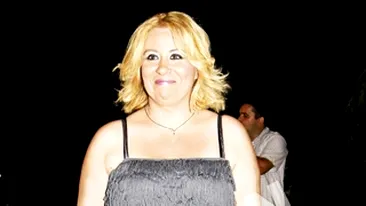 Oana Roman a luat husa de canapea la purtare, Andreea Raicu e imbracata in covor! Vezi ce-a iesit! Se inspira de unde nici nu te astepti!