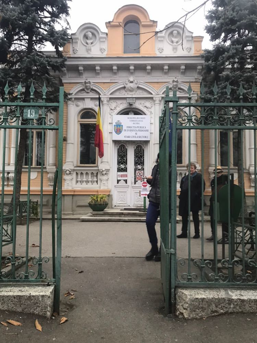 Doiniţa a fost ajutată în permanenţă de două prietene