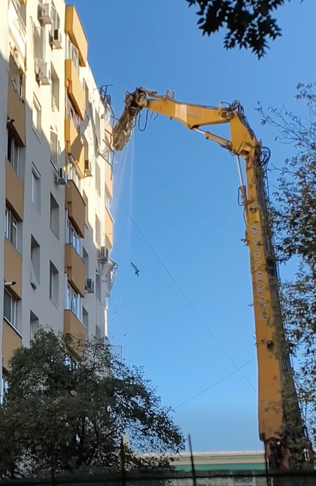A început demolarea blocului afectat de explozia din Rahova. Primele imagini + planul autorităților