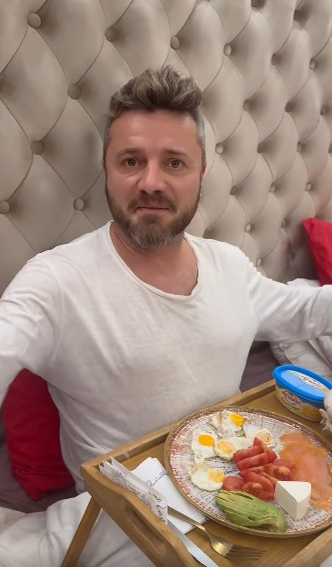 Cum îl răsfață Gabriela Cristea pe Tavi Clonda. Sursa foto: Facebook / Tavi Clonda