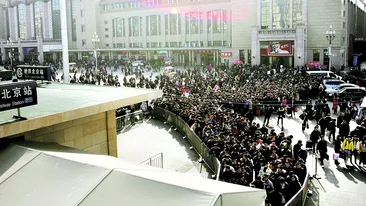 Stau cu orele la coada ca sa intre la metrou