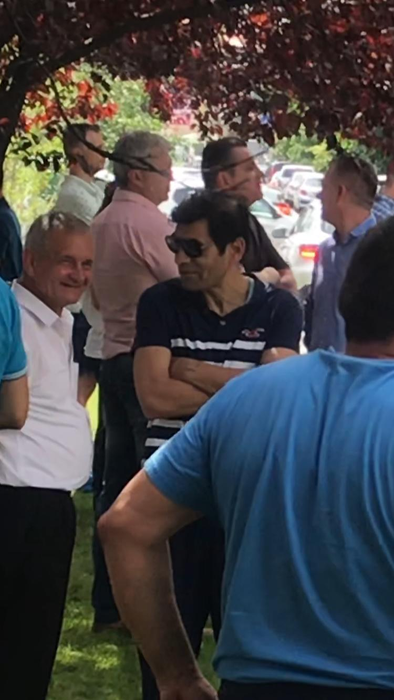 Tatăl lui Connect-R  ”pichetează” blocul lui Dragnea!