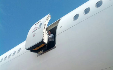 O însoțitoare de zbor a companiei Emirates a încercat să se sinucidă! A sărit din avion și…