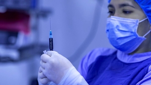 O nouă posibilă reacție adversă după vaccinarea cu AstraZeneca. Agenția Națională a Medicamentului face anunțul 