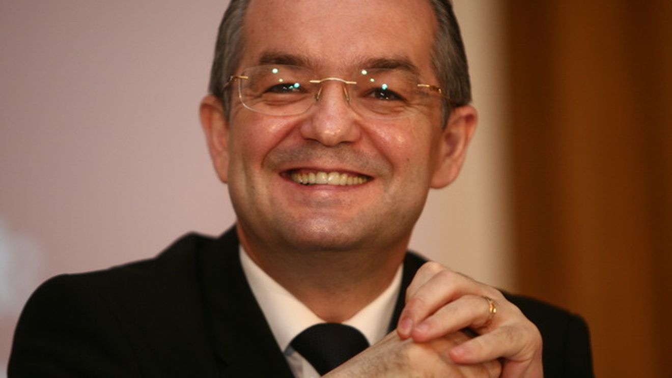 Ce facea Emil Boc cu "spaga" de la Gabriel Sandu! Cadouri pentru amanta blonda, de la magazinele de jucarii !