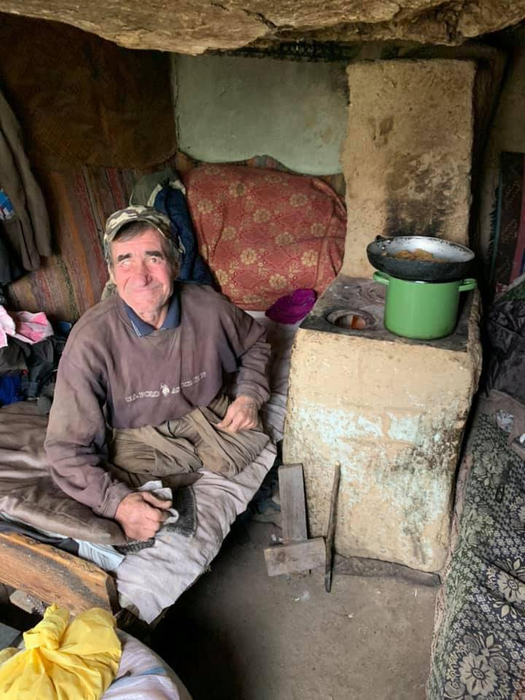 Povestea tulburătoare a lui ‘nea Gheorghe. Are picioarele amputate, iar soția lui e surdă. Ce i s-a întâmplat după ani de sărăcie cumplită. În doar 12 zile, viața lui s-a schimbat radical