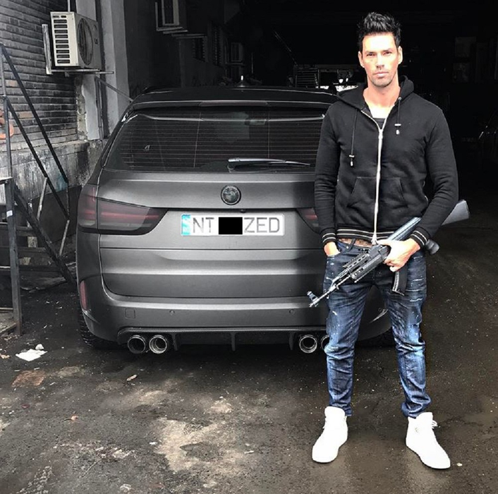 ”Zed” s-a fotografit lângă bolidul înmatriculat în Neamț