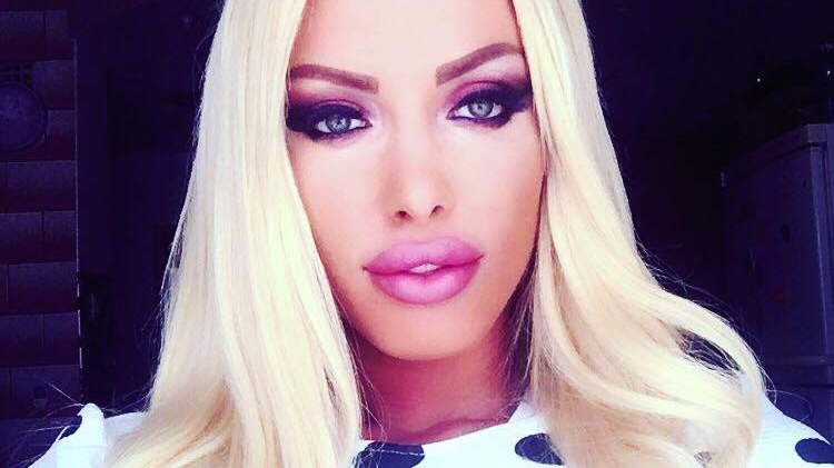 LOREDANA CHIVU s-a fotografiat sexy, în pat, dar când fanii s-au uitat la decolteu, au văzut ASTA!