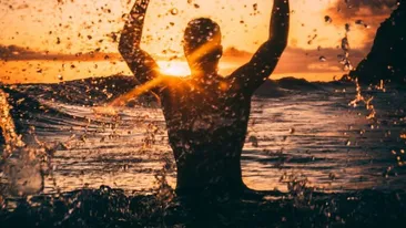 Cea mai caldă zi de până acum! Atenție mare atunci când vă răcoriți. Ce să nu faci niciodată în caz de caniculă, poate fi fatal!